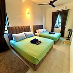 Lapang Tuju Private Pool Homestay